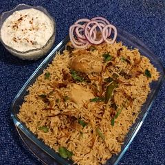 A picture of Chicken Yakhni pulao.