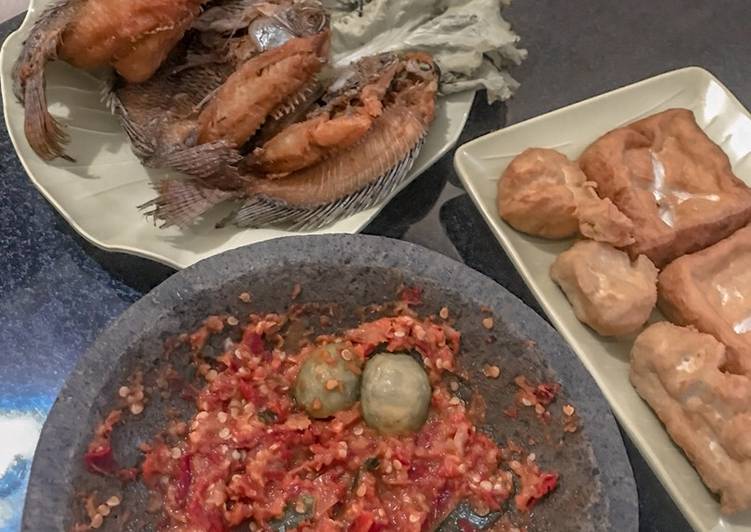Bahan Menyiapkan Ikan goreng mujair sambel terasi yang simpel