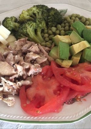 Una foto de Ensalada de pollo con verduras