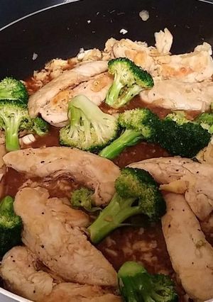 A picture of Chicken and Broccoli with a asian flair.