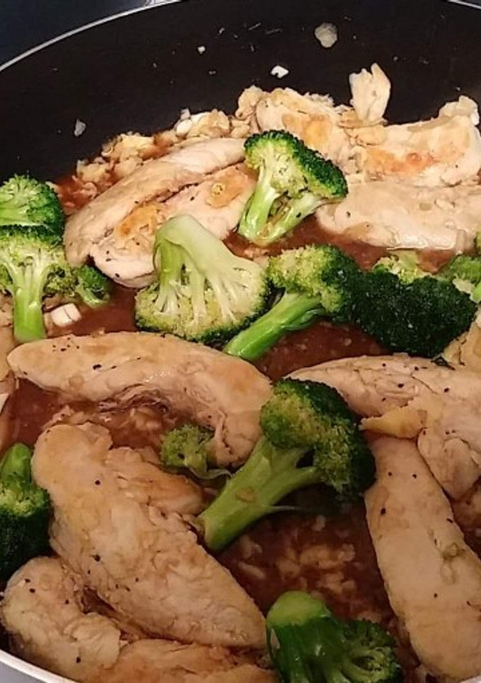A picture of Chicken and Broccoli with a asian flair.