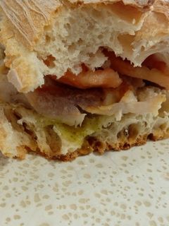 Una foto de Bocata de muslo de pollo al alioli