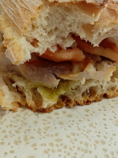 Una foto de Bocata de muslo de pollo al alioli