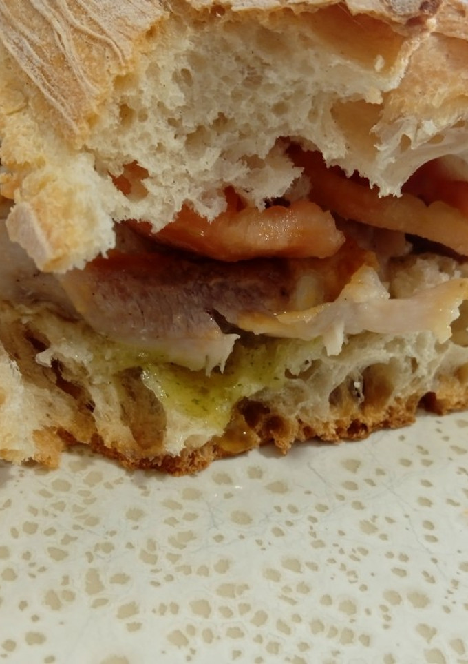 Una foto de Bocata de muslo de pollo al alioli