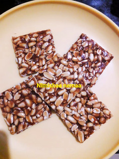 क्रिस्पी मूंगफली की चिक्की (crispy moongfali ki chikki recipe in Hindi) रेसिपी मुख्य फोटो