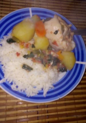Una foto de Estofado de pollo con espinacas
