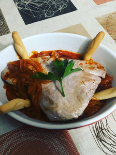 Una foto de Atún encebollado