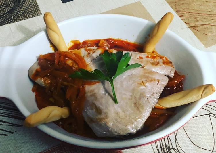 Atún encebollado