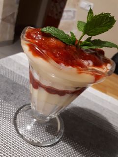 Egyszerű epres-pudingos pohárkrém recept fotója
