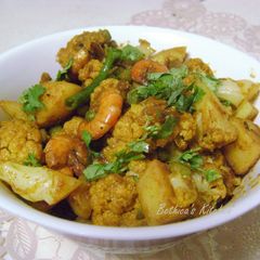 A picture of Chingri diye Aloo Phulkophir Torkari (Cauliflower-Potato Curry with Prawns - Bengali style).