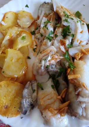 Una foto de Merluza al horno con patatas panadera