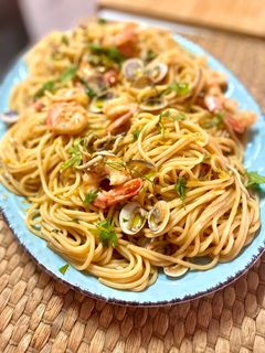 Una foto de Pasta a la marinera con fumet
