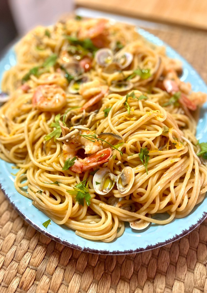 Una foto de Pasta a la marinera con fumet