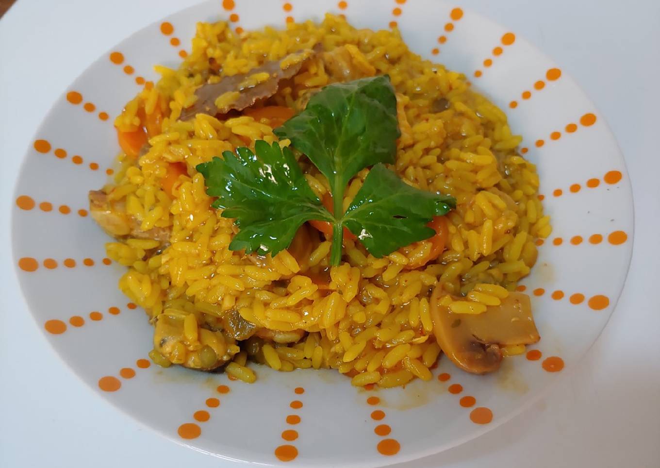 Arroz meloso de cerdo, mejillones y pollo