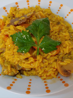 Una foto de Arroz meloso de cerdo, mejillones y pollo
