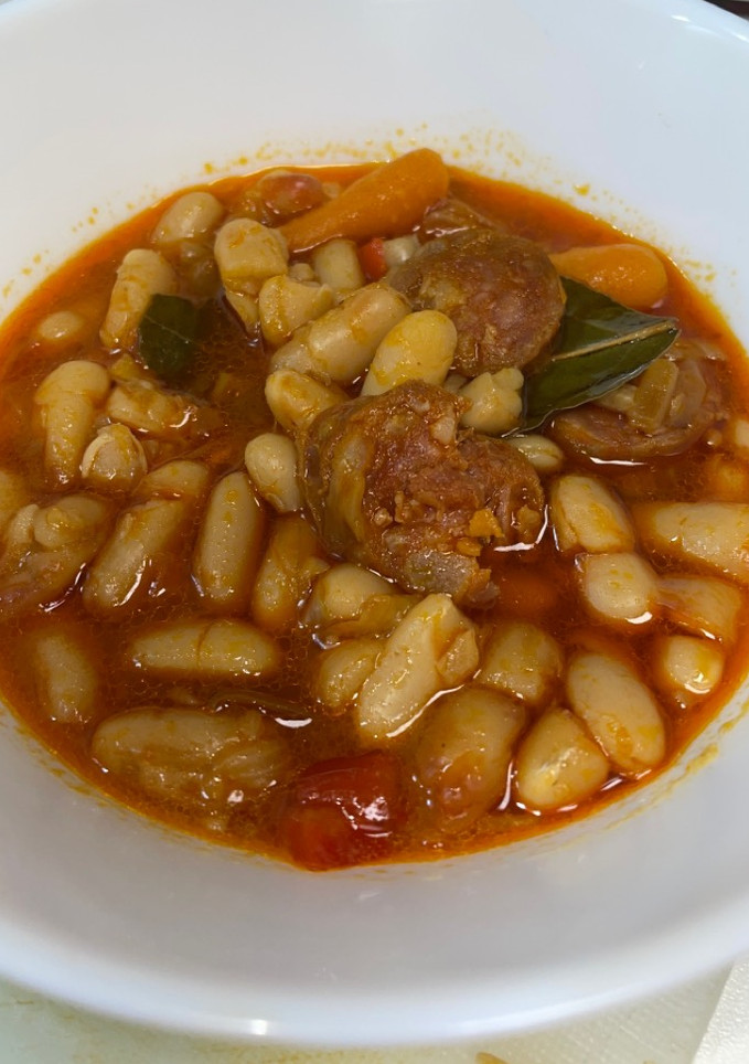 Una foto de Alubias blancas con chorizo