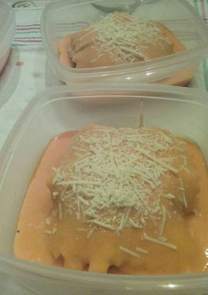 Foto principal de Lasaña de espinacas, beicon y brie en salsa de pimientos rojos