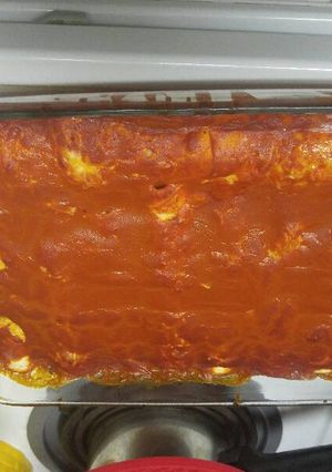 A picture of Spinach chicken and onion enchiladas.