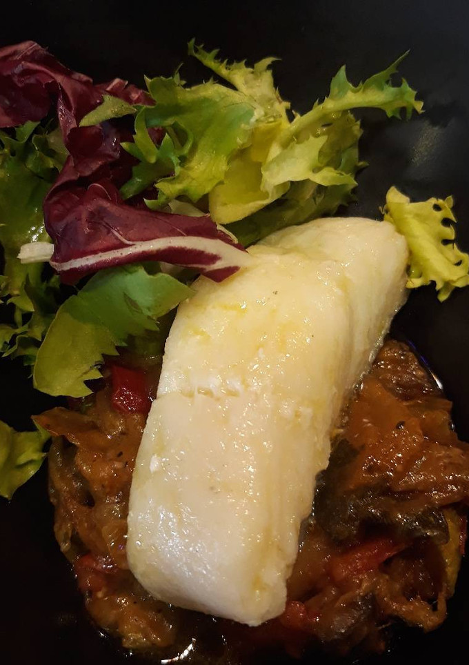 Una foto de Pisto manchego con bacalao