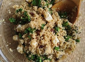 Una foto de Cuscús integral con Kale