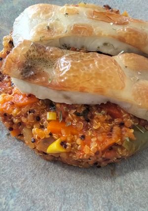 Una foto de Quinoa tricolor con rodaballo