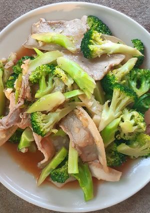 รูปของ "บร็อคโคลี่หมูสามชั้นผัดน้ำมันหอย" 🥦🥓