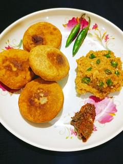 सत्तू की कचौड़ी और चोखा (sattu ki kachodi aur chokha recipe in Hind) रेसिपी मुख्य फोटो
