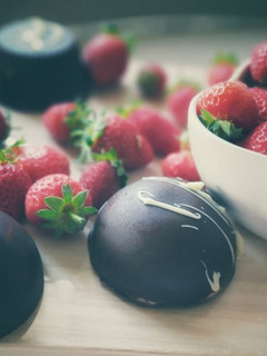 Foto di Semisfere di cioccolato fondente ripiene di mousse (senza uova!)