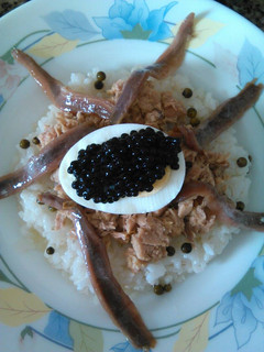 Una foto de Arroz con huevos duros y atún