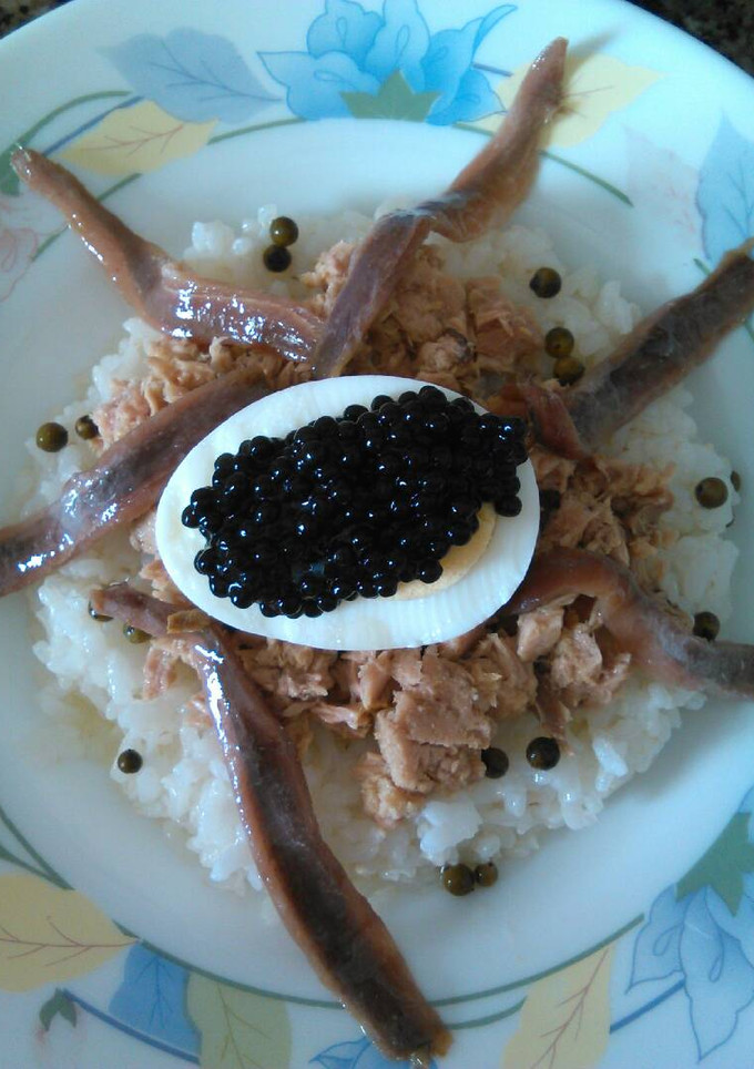 Una foto de Arroz con huevos duros y atún