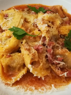 Una foto de Tortellini en salsa boloñesa
