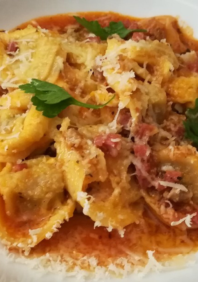 Una foto de Tortellini en salsa boloñesa
