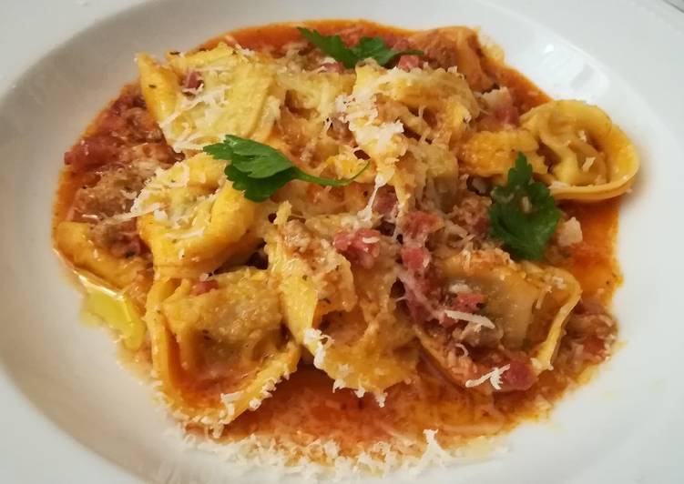 Tortellini en salsa boloñesa