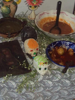 Una foto de 3 molitos campiranos para día de muertos. Mole para quelites ó nopales, mole para carne roja picada y molito para bulbos o tubérculos
