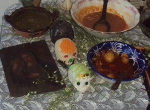 Una foto de 3 molitos campiranos para día de  muertos. Mole para quelites ó nopales, mole para carne roja picada y molito para bulbos o tubérculos