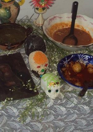 Una foto de 3 molitos campiranos para día de muertos. Mole para quelites ó nopales, mole para carne roja picada y molito para bulbos o tubérculos