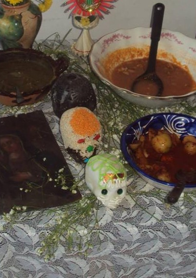 Una foto de 3 molitos campiranos para día de  muertos. Mole para quelites ó nopales, mole para carne roja picada y molito para bulbos o tubérculos