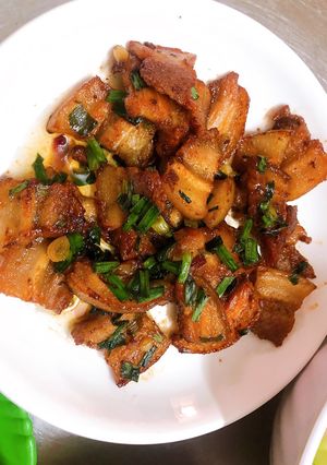 Hình của món Ba chỉ rang cháy cạnh.