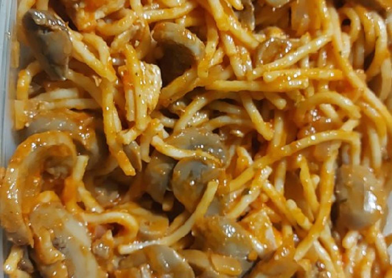 Spaghetti con pechuga de pollo y champiñones