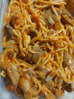 Una foto de Spaghetti con pechuga de pollo y champiñones