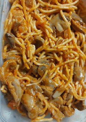 Una foto de Spaghetti con pechuga de pollo y champiñones