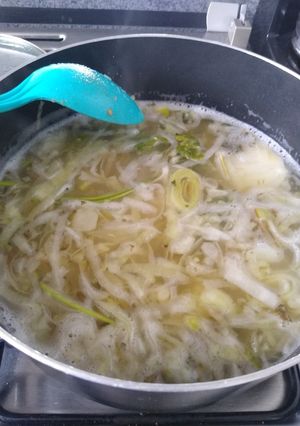 Una foto de Sopa de poro y papa 👌🍵