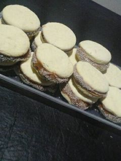 Una foto de Alfajores de maizena rápidos