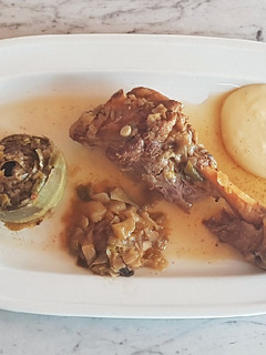 Una foto de Caldereta de Cordero con Vermout, Manzana y Alcachofa