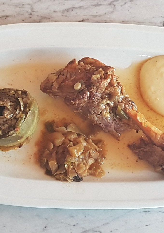 Una foto de Caldereta de Cordero con Vermout, Manzana y Alcachofa