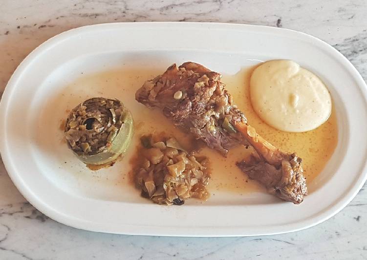 Caldereta de Cordero con Vermout, Manzana y Alcachofa