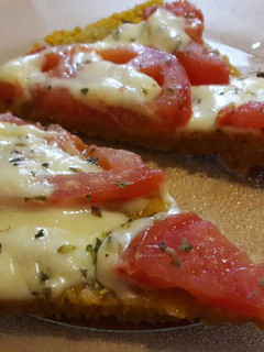 Una foto de Pizza rápida #sinharina y sin gluten, vegetariana