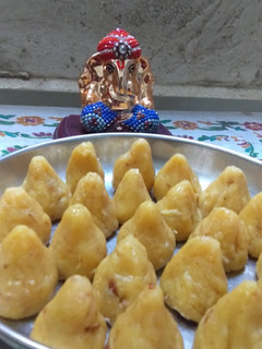 કેસર માવા મોદક (Kesar Mava Modak Recipe In Gujarati) રેસીપી મુખ્ય ફોટો