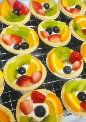 รูปของ ทาร์ตผลไม้สด 🍓🍊🥝 ครีมโยเกิร์ต สูตรคลีน เปรี้ยว หวาน ชื่นใจ แค่มีหม้ออบก็ทำเองได้ ง่ายจัง 👍🏻