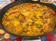 Una foto de paella mixta